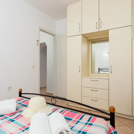 Apartment Dinos Katavolos
